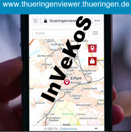 Kartenanwendung auf Handy in der Hand zu sehen, schwarze Schrift InKoS in der Mitte