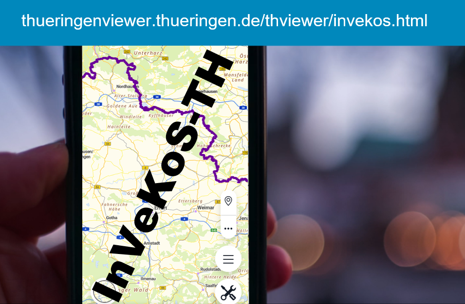 Kartenanwendung auf Handy in der Hand zu sehen, schwarze Schrift InKoS in der Mitte
